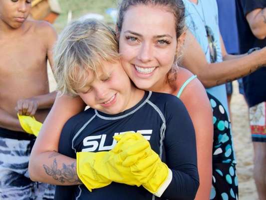 Carol Dantas e o filho, Davi Lucca, ajudam em limpeza de praia de Noronha no domingo, dia 30 de dezembro de 2018