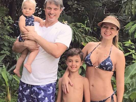 Eliana combinou roupa de praia com o noivo, Adriano Ricco, e os filhos, Arthur e Manuela
