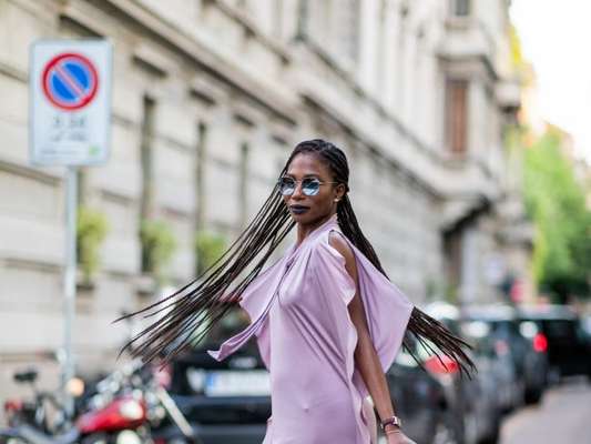 Lavanda: vestido fluido e assimétrico