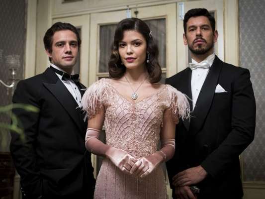 Gustavo Bruno (João Vicente de Castro) convence Hildegard (Irene Ravache) a separar o filho, Danilo (Rafael Cardoso), de Júlia (Vitória Strada) nos próximos capítulos da novela 'Espelho da Vida'