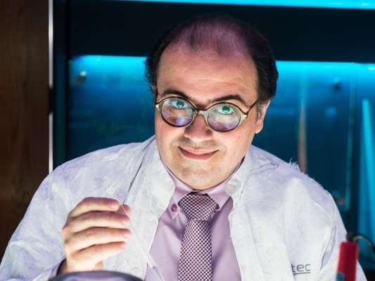 Herberto (Claudio Mendes) surge vivo após ser dado como morto e decide se vingar de sua 'assassina' Mariacarla (Regiane Alves) nos próximos capítulos da novela 'O Tempo Não Para'