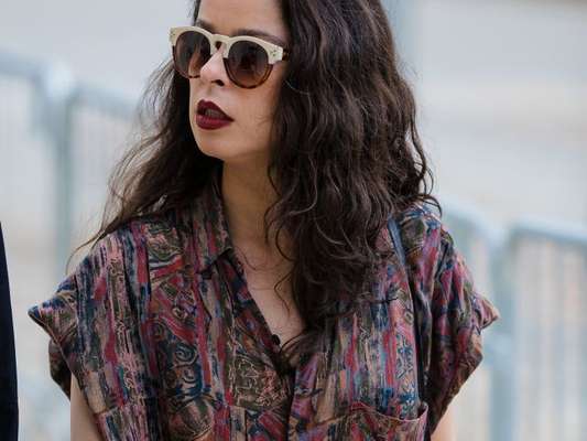 A camisa estampada garante um look fashion e despojado com a frente por dentro do short jeans