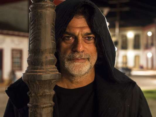 León (Eduardo Moscovis) é atropelado por Sampaio (Marcello Novaes) volta à vida com ajuda de Gabriel (Bruno Gagliasso) a partir do capítulo de terça-feira, 15 de janeiro de 2019 da novela 'O Sétimo Guardião'