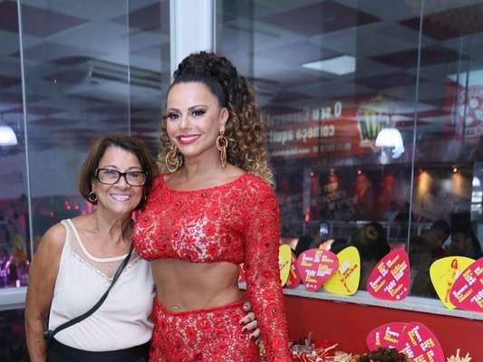 Viviane Araujo levou a mãe, dona Neuza, para o primeiro ensaio do ano do Salgueiro para o carnaval, neste sábado, 5 de janeiro de 2019