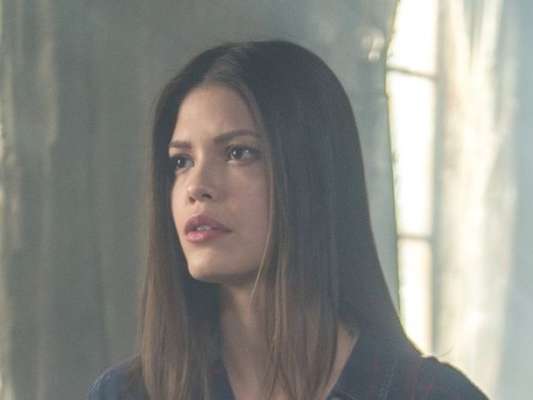 Cris (Vitória Strada) vai preocupar Margot (Irene Ravache) ao decidir ficar presa no passado nos próximos capítulos da novela 'Espelho da Vida'