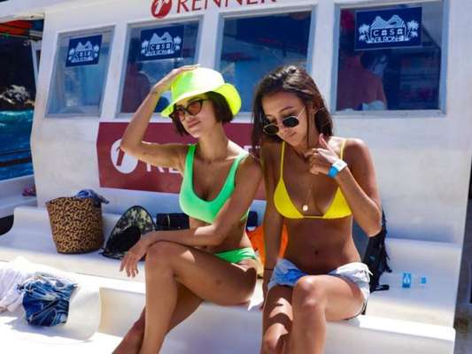 Neon nos acessórios: o chapéu amarelo fluorescente foi escolha de Manu Gavassi em Fernando de Noronha