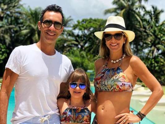 Ticiane Pinheiro, Cesar Tralli e Rafaella Justus combinaram look de praia na Bahia