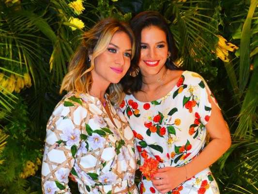 Bruna Marquezine posa de biquíni fio-dental em foto com Giovanna Ewbank e fãs vibram: 'Lindas'