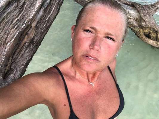 Xuxa Meneghel é elogiada por selfie sem make em viagem a Jamaica postada nesta quarta-feira, dia 09 de janeiro de 2019