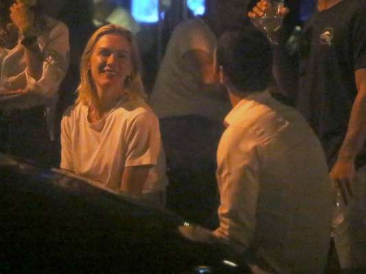 Fiorella Mattheis e namorado, Roberto Marinho Neto, curtem resenha com amigos no restaurante Sushi Leblon, na zona sul do Rio de Janeiro, e deixam local acompanhado de seguranças, na noite desta quarta-feira, 09 de janeiro de 2019