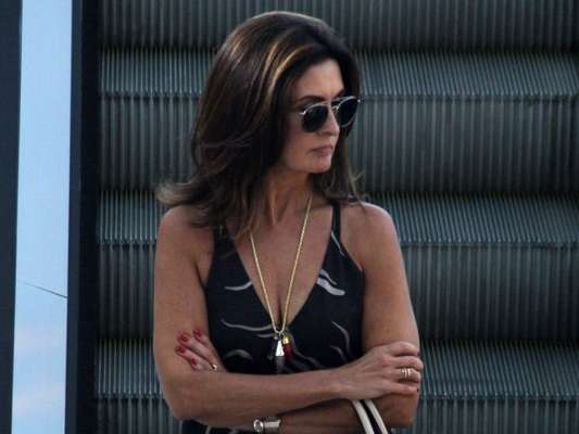 Fátima Bernardes se diverte em encontro com amigos e aposta em look casual chic para ir ao shopping do Rio de Janeiro, nesta quarta-feira, 09 de janeiro de 2019