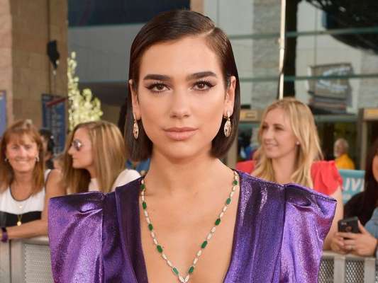 Dua Lipa aposta no microbob, o cabelo curto que tem as pontas desconectadas