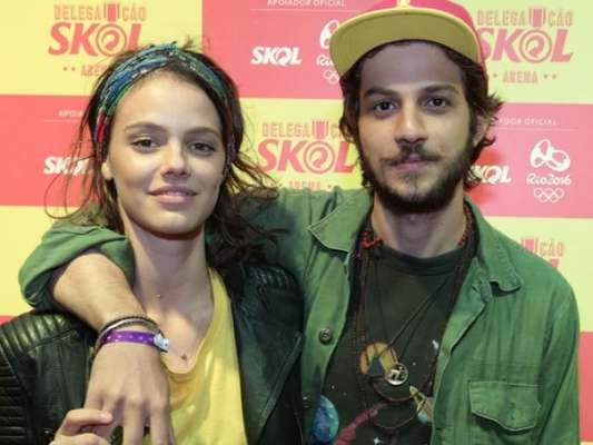 Chay Suede e Laura Neiva surgem de alianças após casamento remarcado em fotos compartilhadas nesta semana pela atriz