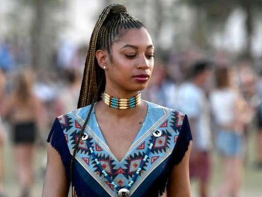 O rabo de cavalo alto deixa as box braids compridas ainda mais estilosas