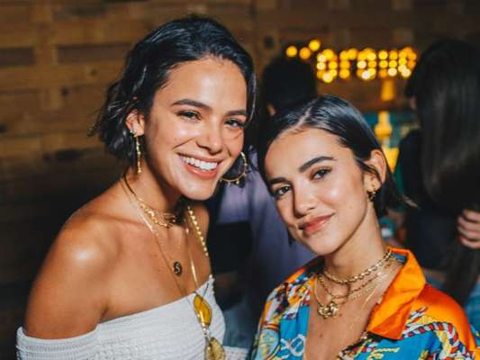 Bruna Marquezine usa biquíni azul em praia no Rio com Manu Gavassi nesta quinta-feira, dia 10 de janeiro de 2019