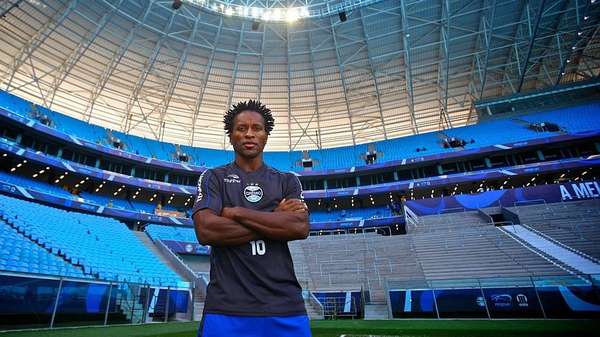 A carreira de Zé Roberto - Já próximo dos 40 anos, Zé Roberto voltou ao Brasil para jogar no Grêmio entre 2012 e 2014