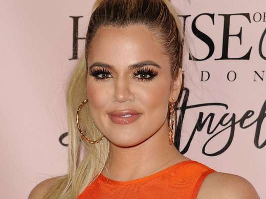 Khloé Kardashian veste laranja