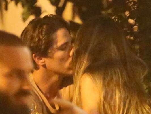 Romulo Neto é flagrado aos beijos com morena em bar no Rio de Janeiro