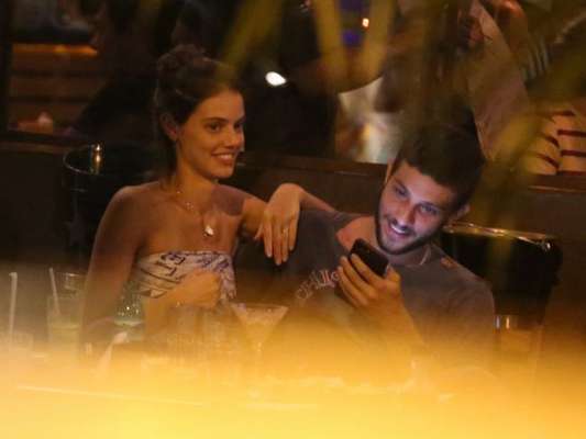 Laura Neiva e Chay Suede curtem jantar em clima de romance no Baixo Gávea, zona sul do Rio de Janeiro, na noite desta quinta-feira, 10 de janeiro de 2018