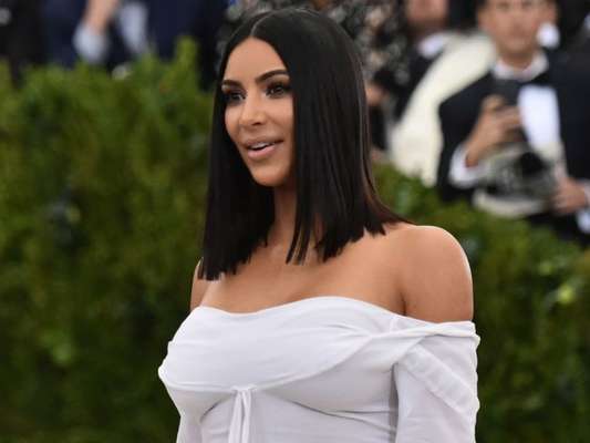 Kim Kardashian: ombros de fora e de branco