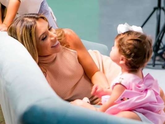 Patricia Abravanel, grávida pela terceira vez, festejou o primeiro aniversário da filha, Jane, nesta quinta-feira, 10 de janeiro de 2019: 'Carinhosa, independente, encantadora'
