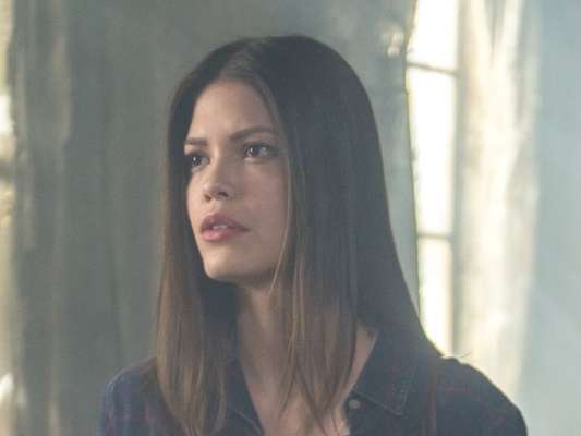 Isabel (Alinne Moraes) escreve nova matéria falsa contra Cris (Vitória Strada) no capítulo de sexta-feira, 25 de janeiro de 2019 da novela 'Espelho da Vida'
