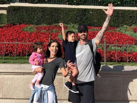 Adriana Sant'Anna viajou para Orlando acompanhada do marido, Rodrigão, dos filhos, Linda e Rodrigo, e de um grupo de amigos