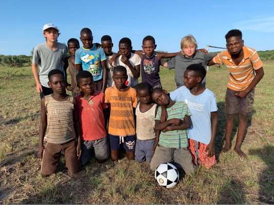 Luciano Huck presenteia crianças de Moçambique com bola nova, como mostrou em foto compartilhada neste sábado, dia 12 de janeiro de 2019