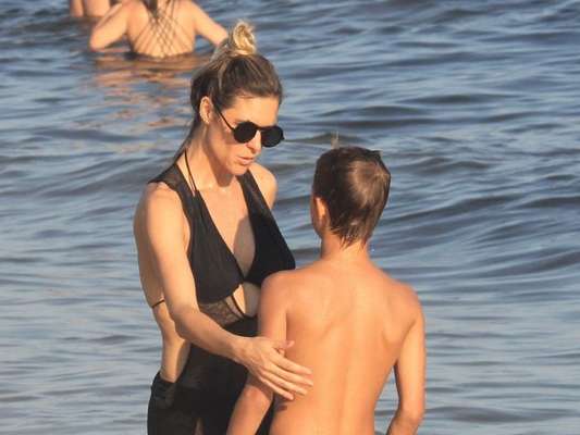 Fernanda Lima e Rodrigo Hilbert curtiram o sábado, 12 de janeiro de 2019, na praia com os filhos