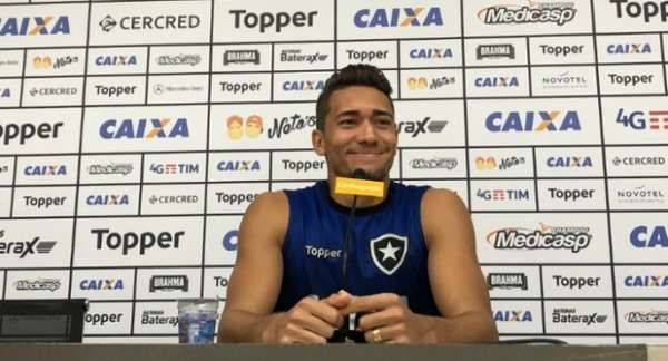 Jean durante coletiva no Botafogo. Veja a seguir outras imagens do volante na galeria especial do LANCE!