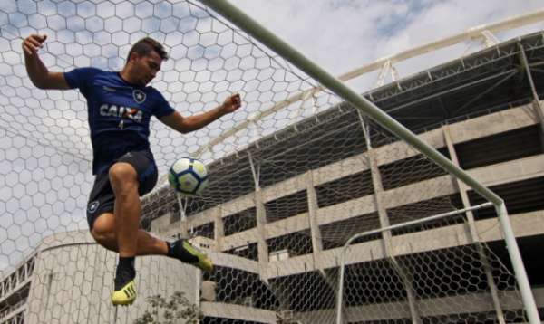 Jean com a camisa do Botafogo. Confira a seguir outras imagens na galeria especial do LANCE!