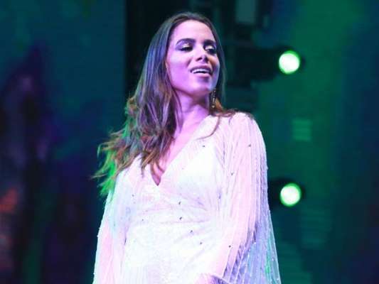 Anitta agita fãs com show debaixo de chuva no Parque de Exposição Pedro Felício Cavalcanti, em Crato, no Ceará