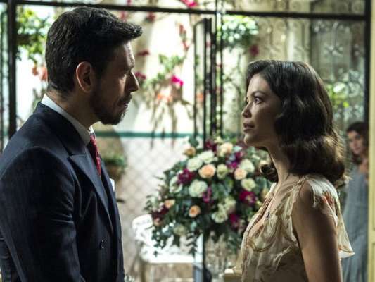 Júlia (Vitória Strada) resolve ficar noiva de Gustavo Bruno (João Vicente de Castro) após Danilo (Rafael Cardoso) levar uma surra, nos próximos capítulos da novela 'Espelho da Vida'