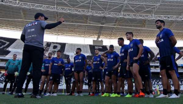 Zé Ricardo durante treino do Botafogo. Confira a seguir outras imagens na galeria especial do LANCE!