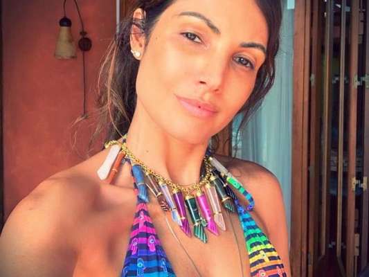 Patricia Poeta montou um look de praia megacolorido com biquíni e colar de pingentes