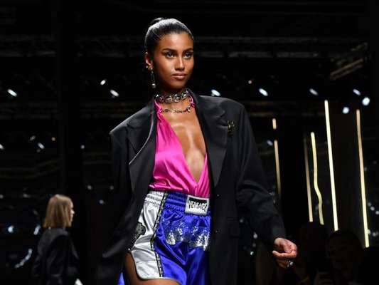 Na Versace, o blazer masculino fez parte dos looks femininos bem coloridos