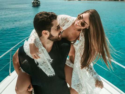 DJ Alok se casa com a médica Romana Novais