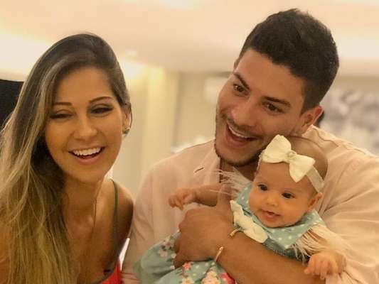 Mayra Cardi ganhou 'ajuda' de Sophia, sua filha com Arthur Aguiar na cozinha: 'Ajudante'