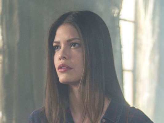 Cris (Vitória Strada) se choca ao ver Júlia (Vitória Strada) ser humilhada por Hildegard (Irene Ravache) na outra encarnação nos próximos capítulos da novela 'Espelho da Vida'
