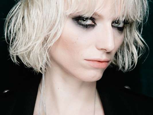 Milão Fashion Week: tendências de beleza com olhos marcados + cabelo curtinho