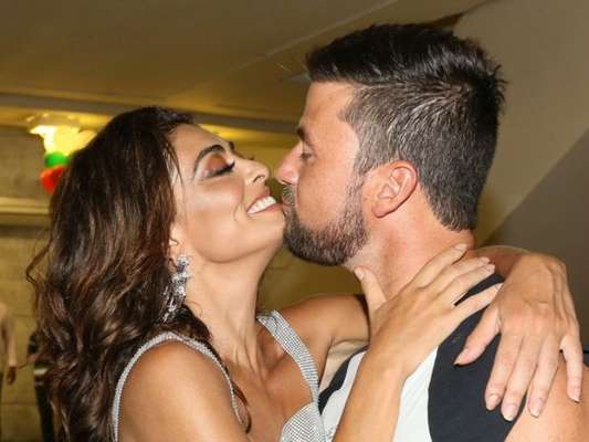 Juliana Paes e o marido, Carlos Eduardo Baptista, se beijaram durante festa que comemorou o aniversário de Jaider Soares, patrono da Grande Rio, nesta terça-feira, 15 de janeiro de 2019