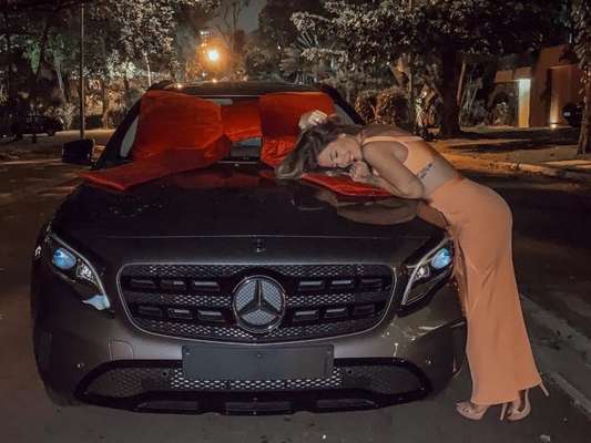Grávida, Gabi Brandt ganha carro Mercedes GLA, avaliado em cerca de R$ 160 mil, de presente do noivo, Saulo Pôncio