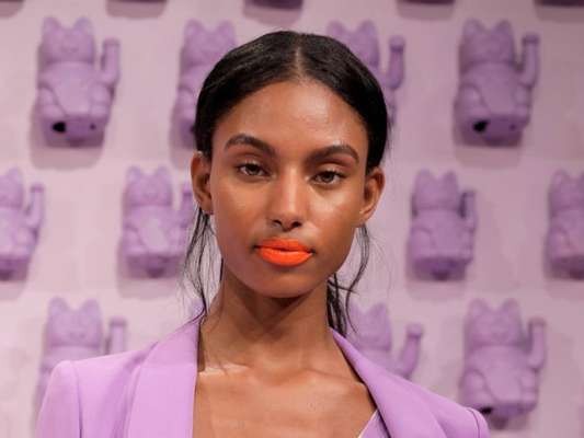 Maquiadora das famosas ensina a usar a maquiagem Living Coral
