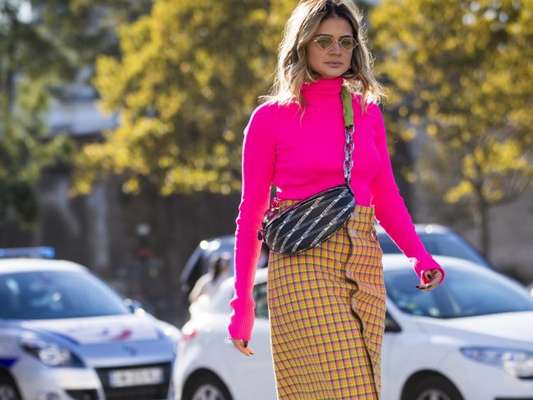 Neon: Thassia Naves combinou neon com estampa quadriculada e sandálias poderosas