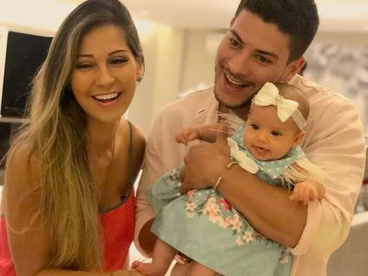 Filha de Mayra Cardi e Arthur Aguiar, Sophia tenta dar os primeiros passos