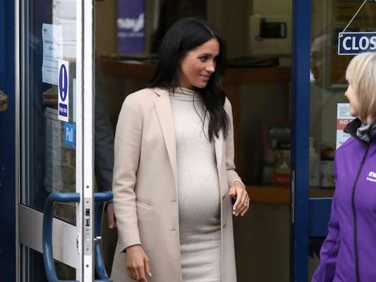 Duquesa básica! Meghan Markle usa vestido de loja de departamento de R$ 130 nesta quarta-feira, dia 16 de janeiro de 2019