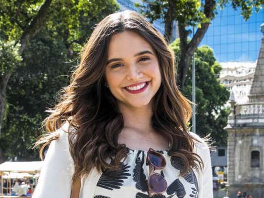 Inocente, Petra (Eva Wilma) vai injetar uma substância mortal na bolsa de soro de Marocas (Juliana Paiva) no penúltimo capítulo da novela 'O Tempo Não Para' após Pierre (Matheus Lisboa) trocar os fracos