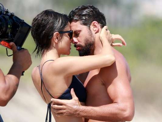 Maria Casadevall e Cauã Reymond gravam série na praia com beijo e criança nesta quarta-feira, dia 16 de janeiro de 2019
