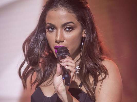 Anitta se incomoda com foto ao lado de Ronan Carvalho na cama vazar