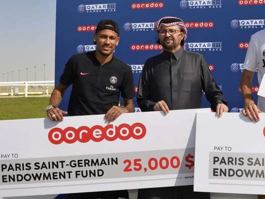 Neymar vence corrida de camelo em Doha, capital do Catar, nesta quarta-feira, 16 de janeiro de 2019